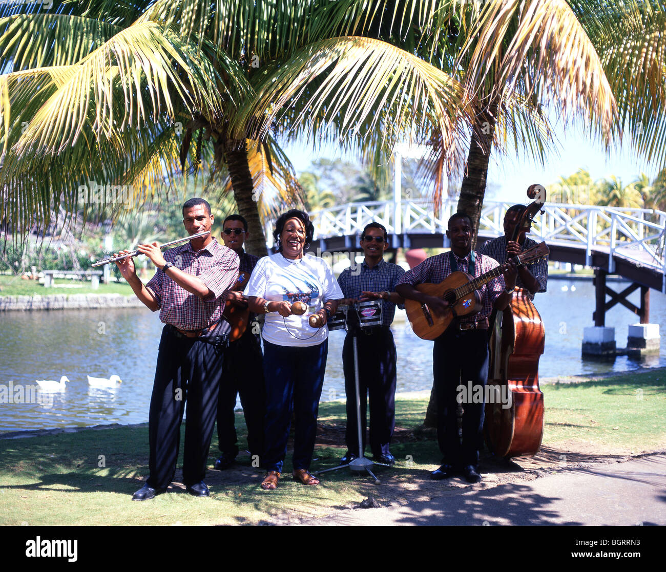 Groupe local de jouer par le lac, Parc Josone, Varadero, Matanzas, République de Cuba Banque D'Images