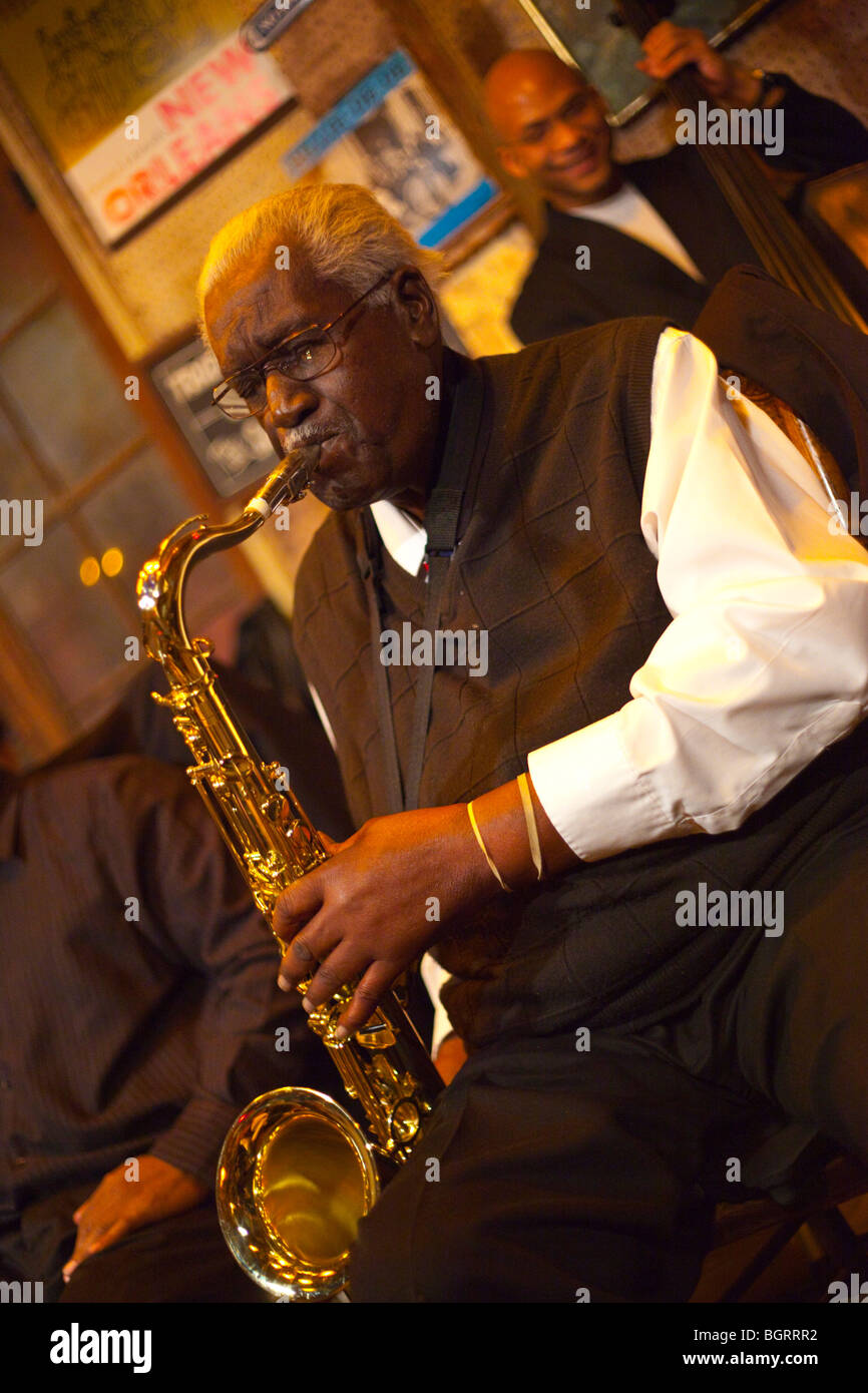 Saxophone de jazz au cabaret de la Nouvelle-Orléans. Musicien de jazz sax  méconnaissable en spectacle de flous de mouvement à la boîte de nuit. Mardi  gras en Louisiane Photo Stock - Alamy