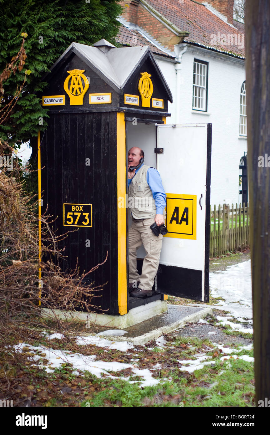 Man making a phone call à l'intérieur d'un vieux fort, téléphone AA rares Garrowby près de York déc 2009. Banque D'Images