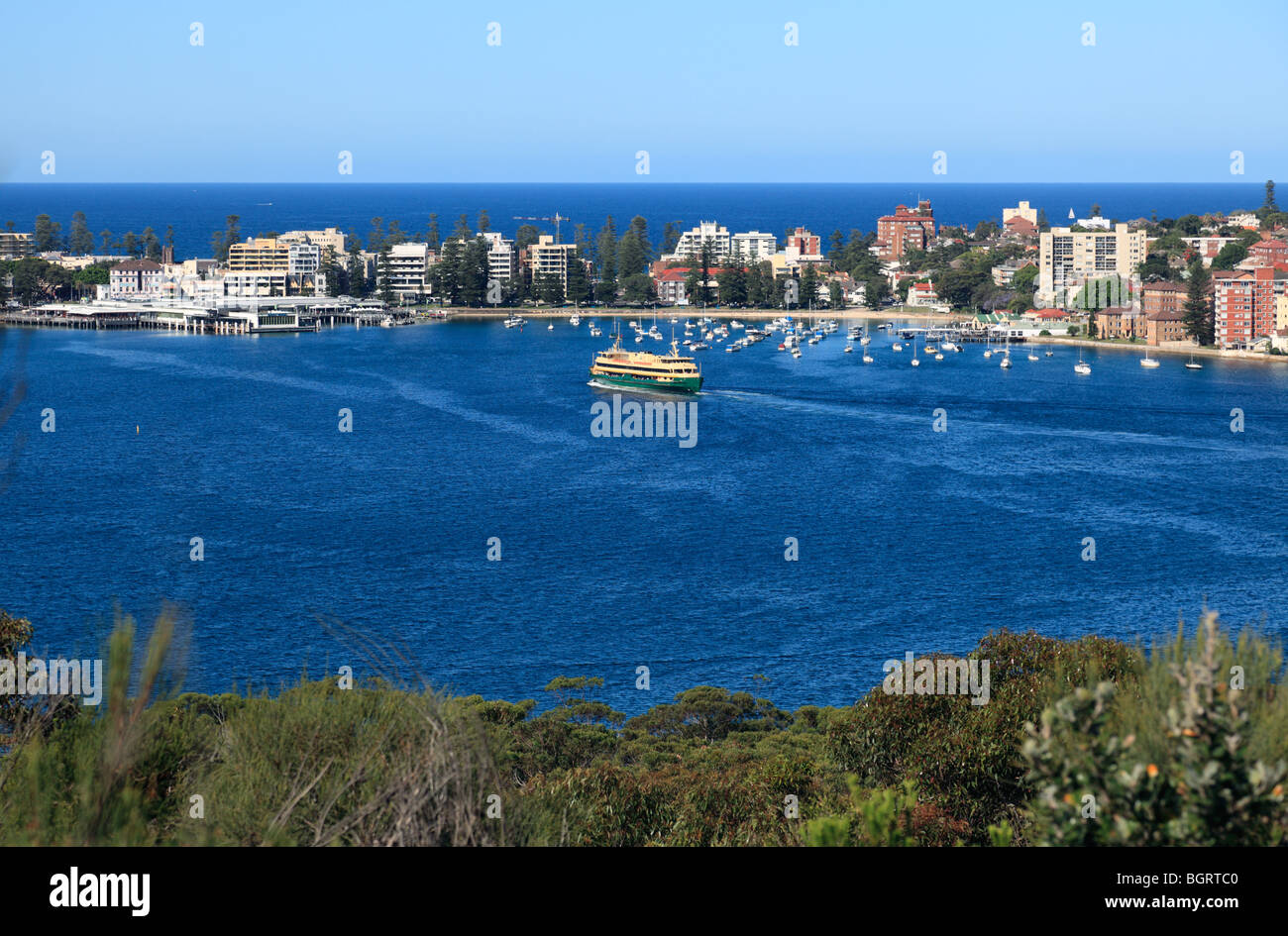 La banlieue balnéaire de Manly du Sydney Harbour National Park. Le traversier peut être vu en tirant dans le port. Banque D'Images