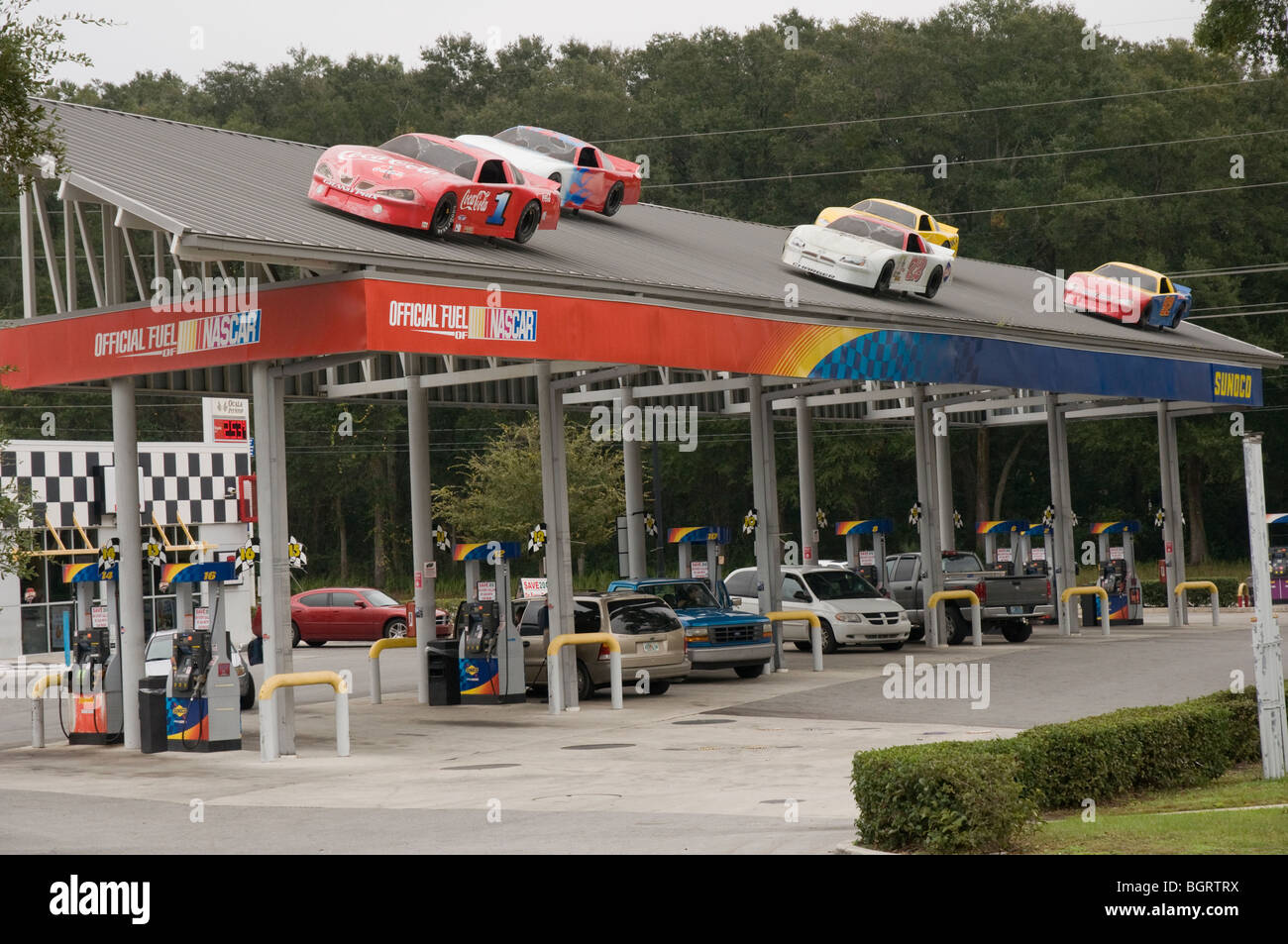 Station de gaz à Ocala en Floride avec NASCAR autos au sommet du toit au plafond Banque D'Images