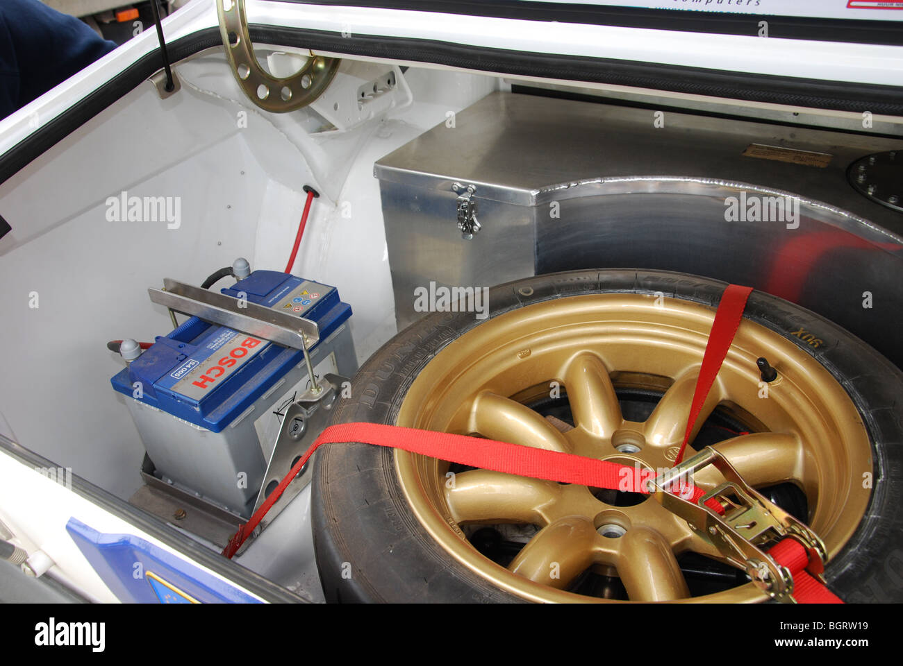 Roue de secours et la batterie de Ford Escort Mk II BDA à 2009 Paradigit-ELE rally, Pays-Bas Banque D'Images
