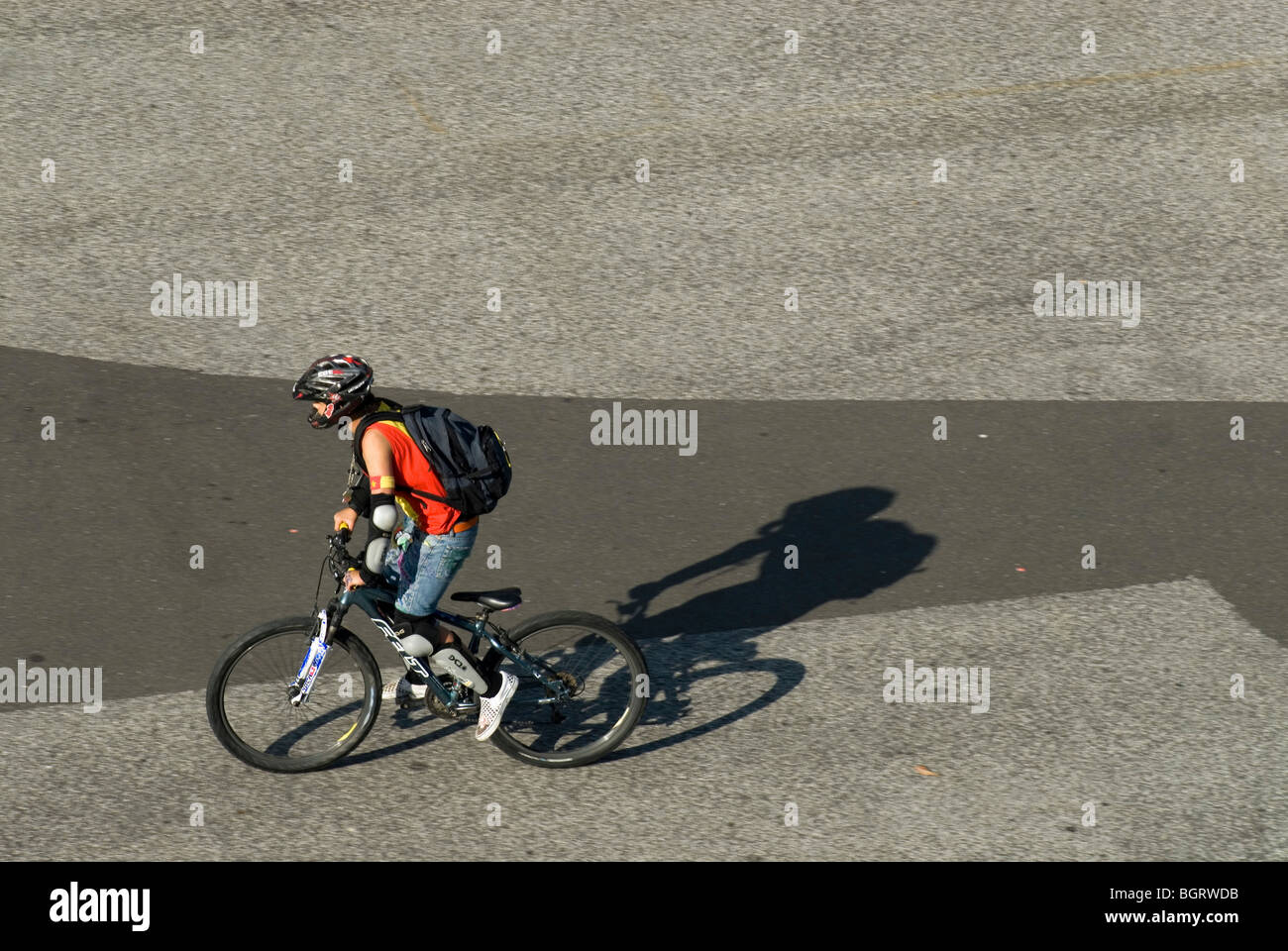 Un adolescent sur un vélo, Bâle, Suisse Banque D'Images