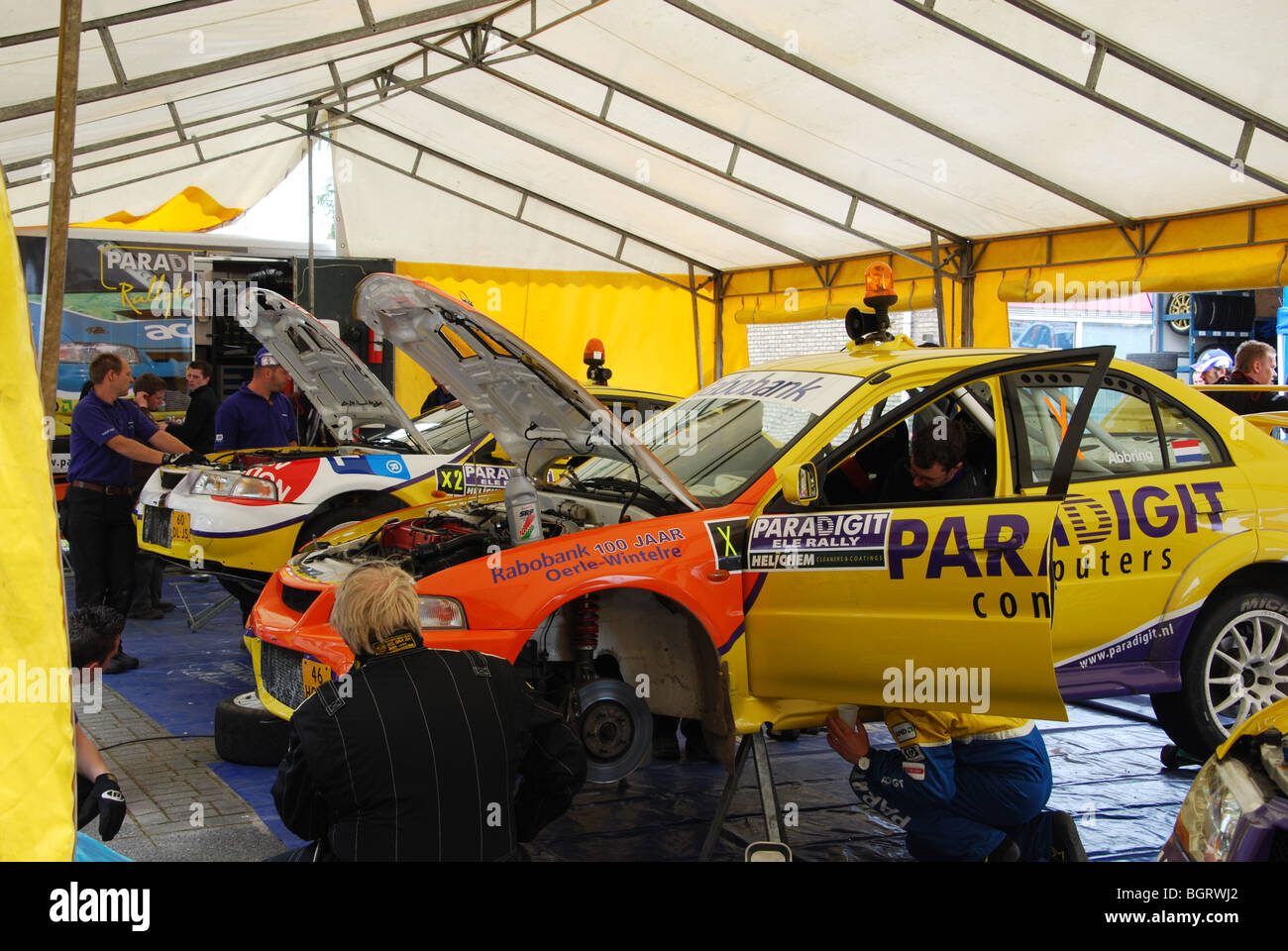 Mitsubishi Lancer Evo voitures de rallye à l'aire de service à 2009-Paradigit ELE rally, Pays-Bas Banque D'Images