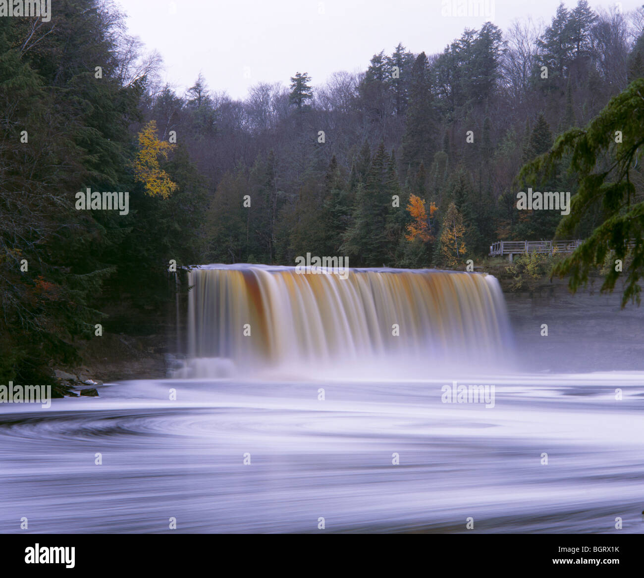 MICHIGAN - Tahquamenon Falls de Tahquamenon State Park sur la péninsule supérieure près de Paradise. Banque D'Images