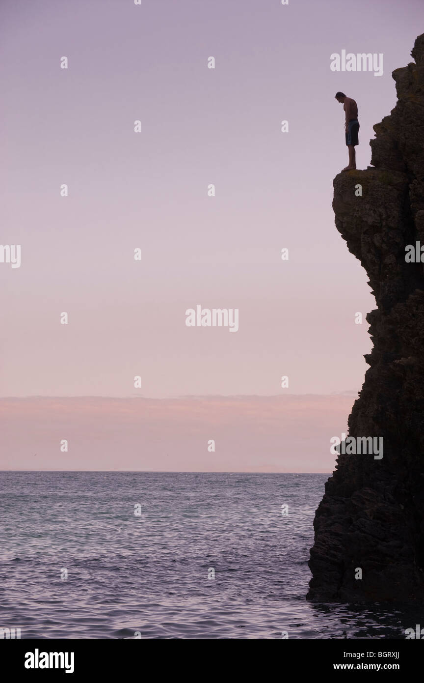 Un plongeur à Maceley Cove, près de East Prawle, Devon, Angleterre, Royaume-Uni. Banque D'Images