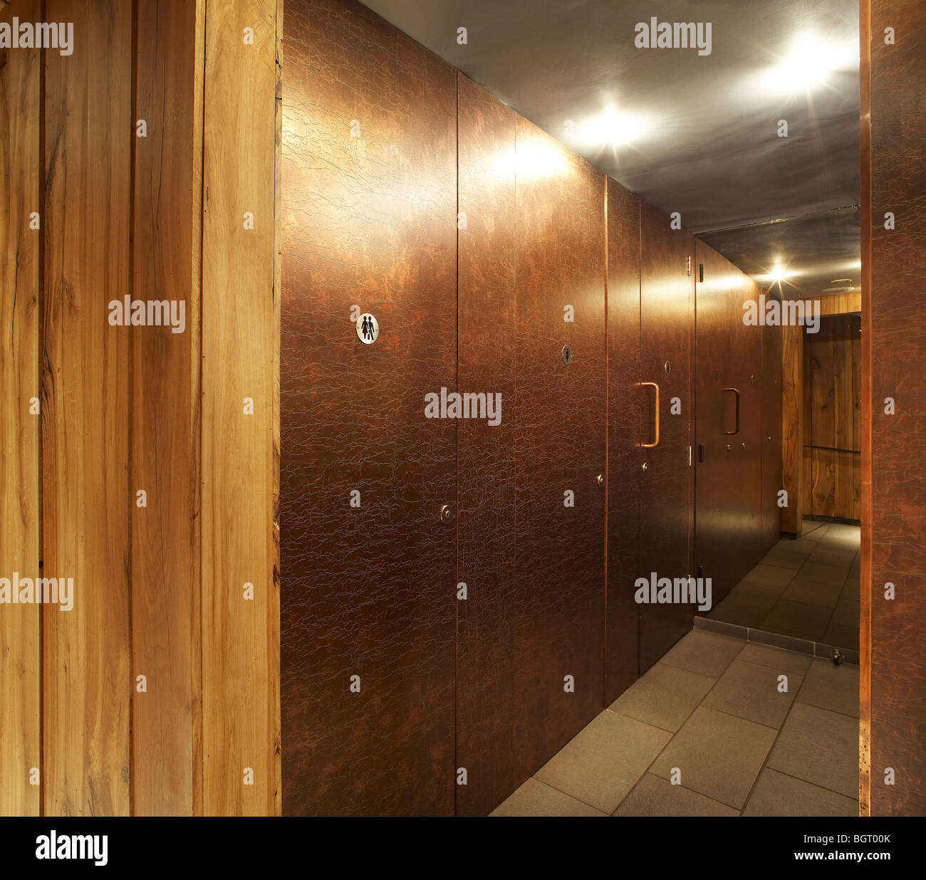 Nando's restaurant beckenham, mur en bois et métal des cabines de toilettes Banque D'Images