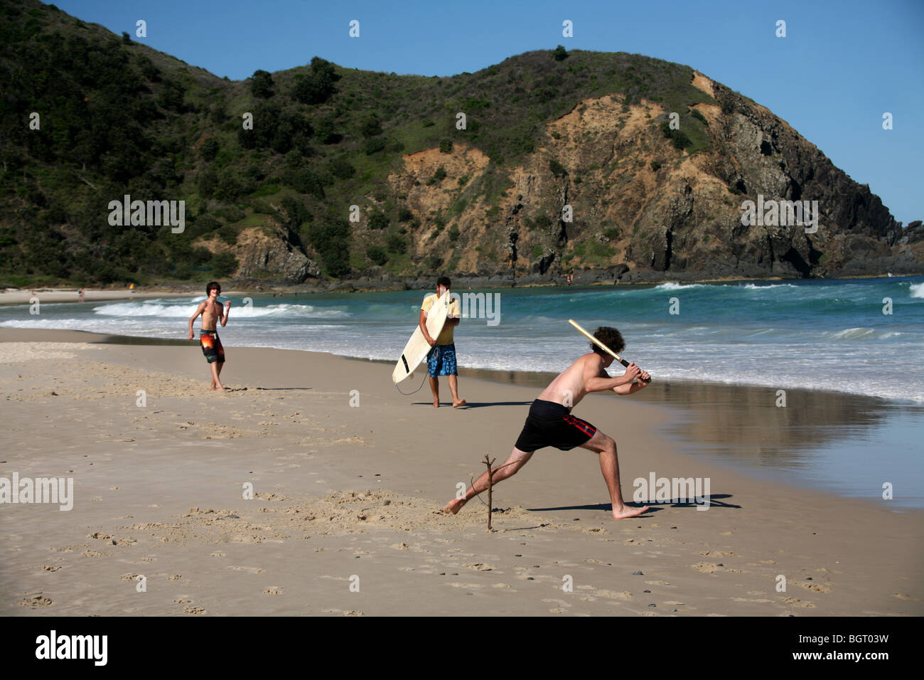 Les jeunes garçons jouant au cricket plage Australie Byron Bay Banque D'Images