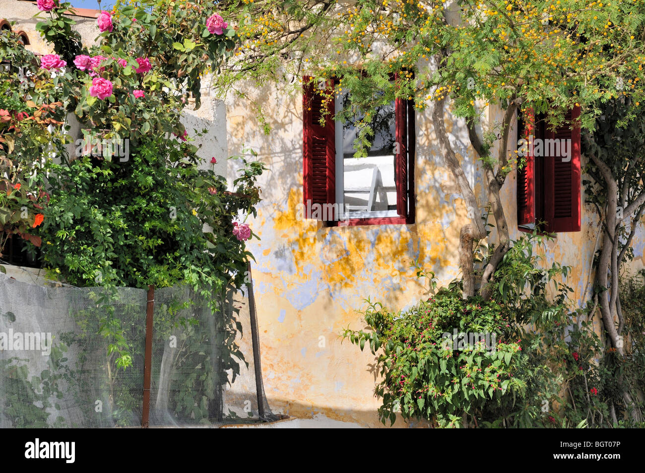 Volets roulants et de l'écaillage de la peinture sur un vieux bâtiment de l'ancienne Anafiotika au-dessous de l'Acropole à Athènes Banque D'Images