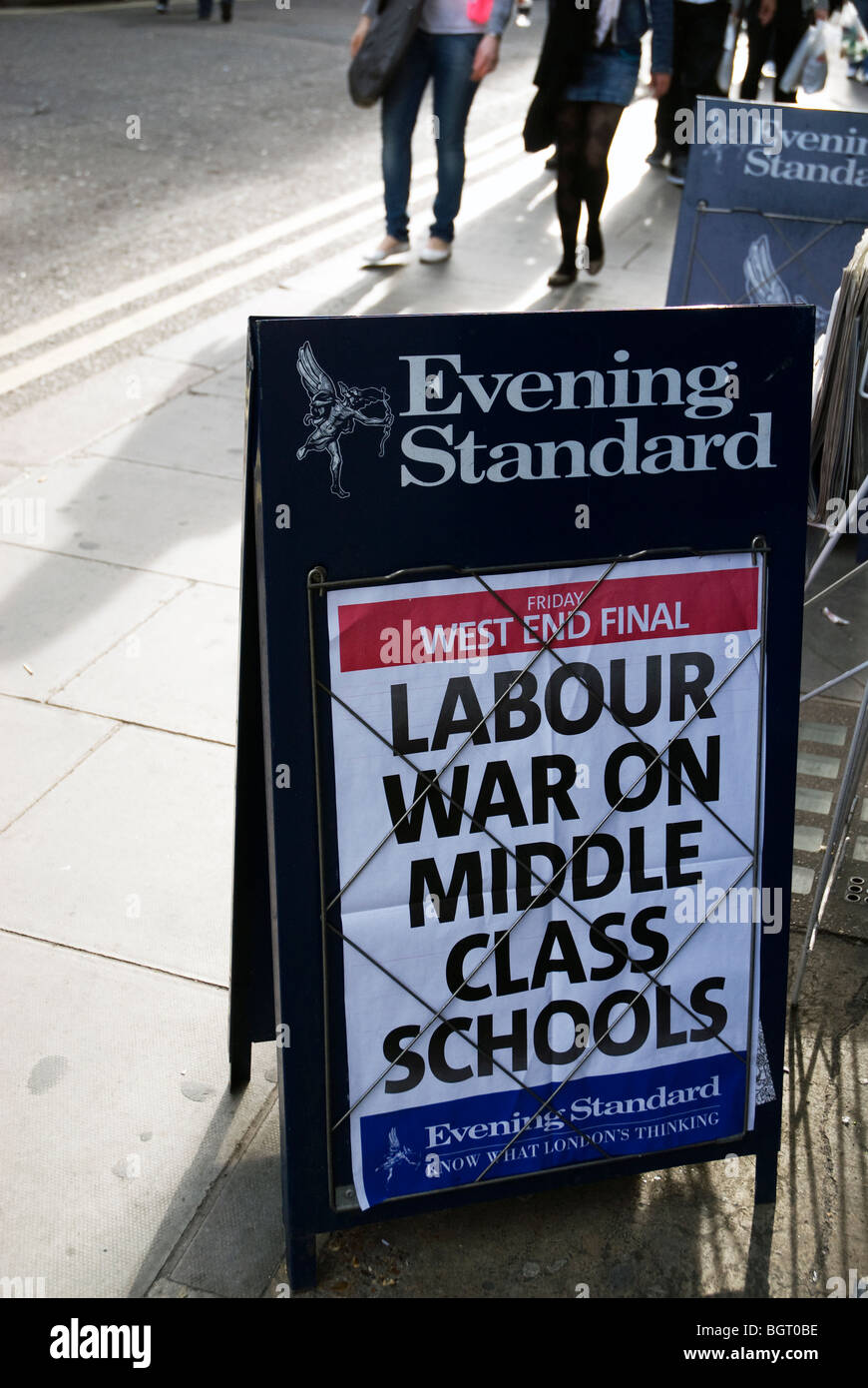 Evening Standard gros titre de journal sur le stand du vendeur Banque D'Images