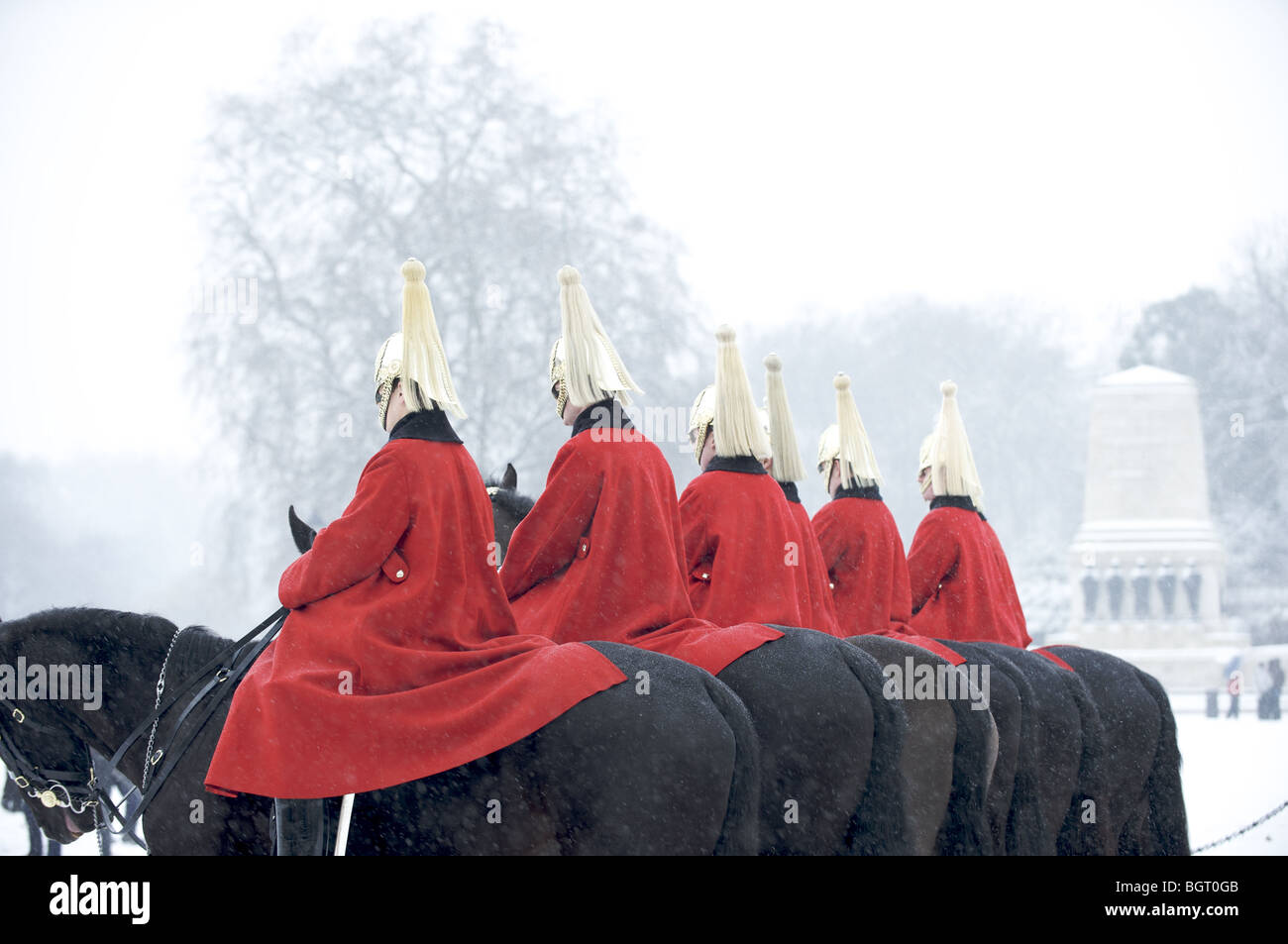 La vie de Queen's Guards sur des chevaux dans la neige, Londres, Angleterre Banque D'Images