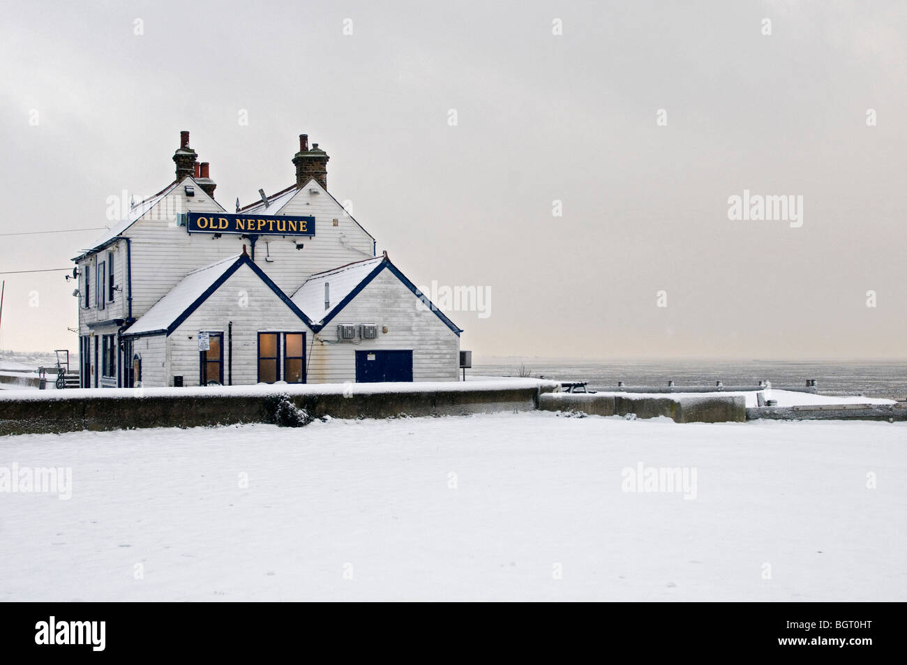Neige sur beach whitstable kent england UK vieille pub Neptune Banque D'Images