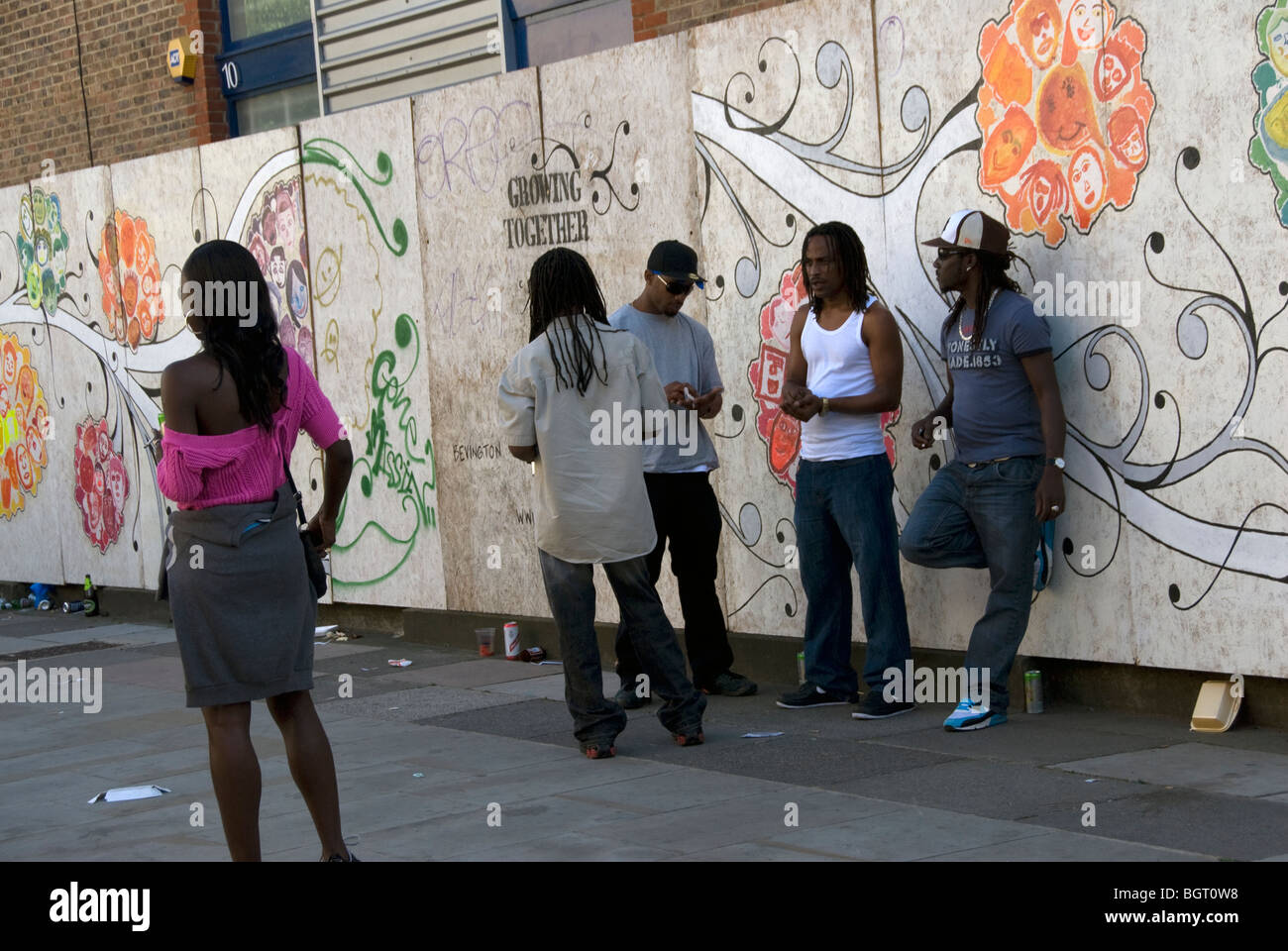 Les jeunes gens en suspens sround rue de l'ouest de Londres Banque D'Images