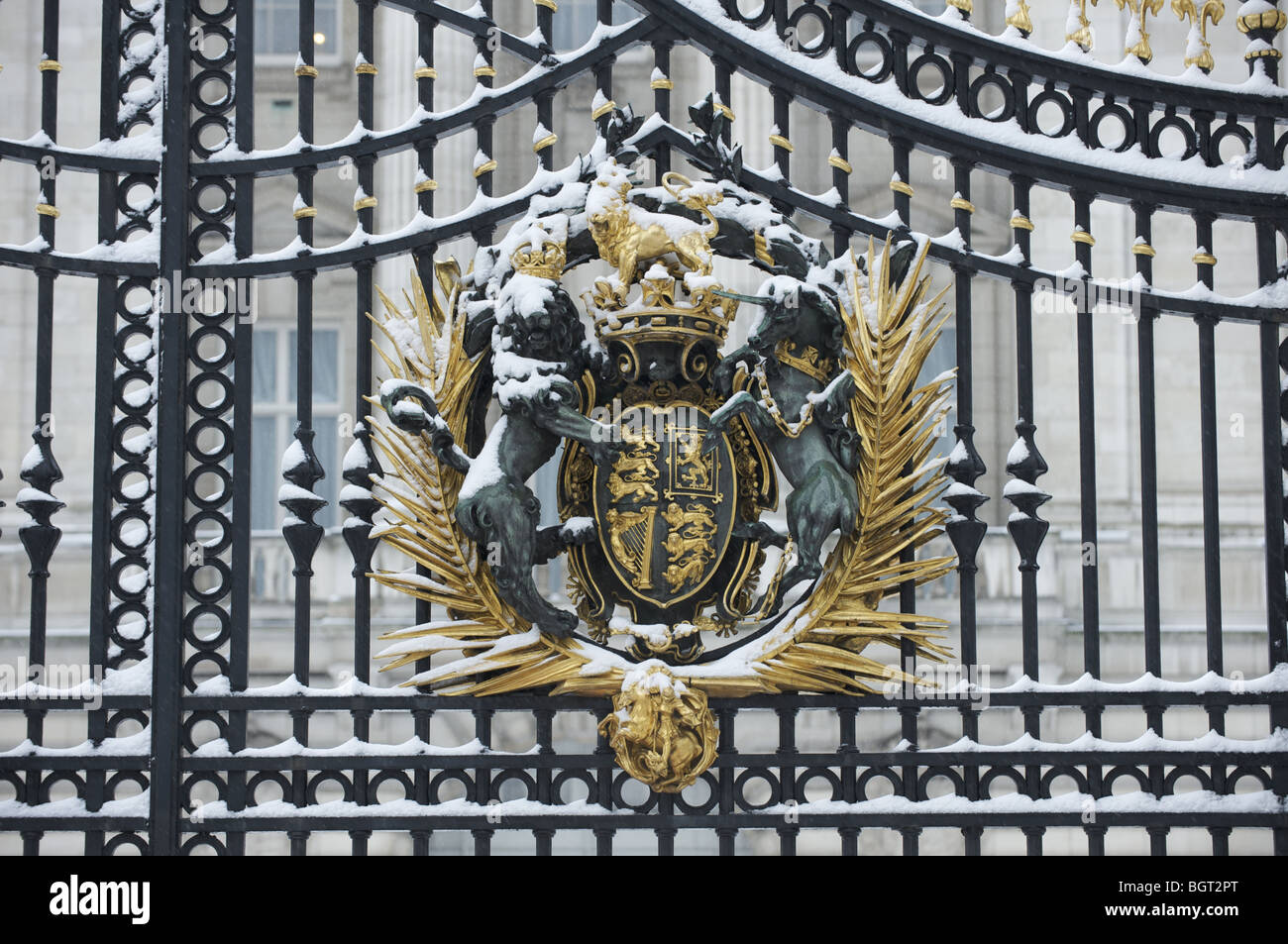 Les armoiries royales sur Buckingham Palace gates dans la neige Banque D'Images