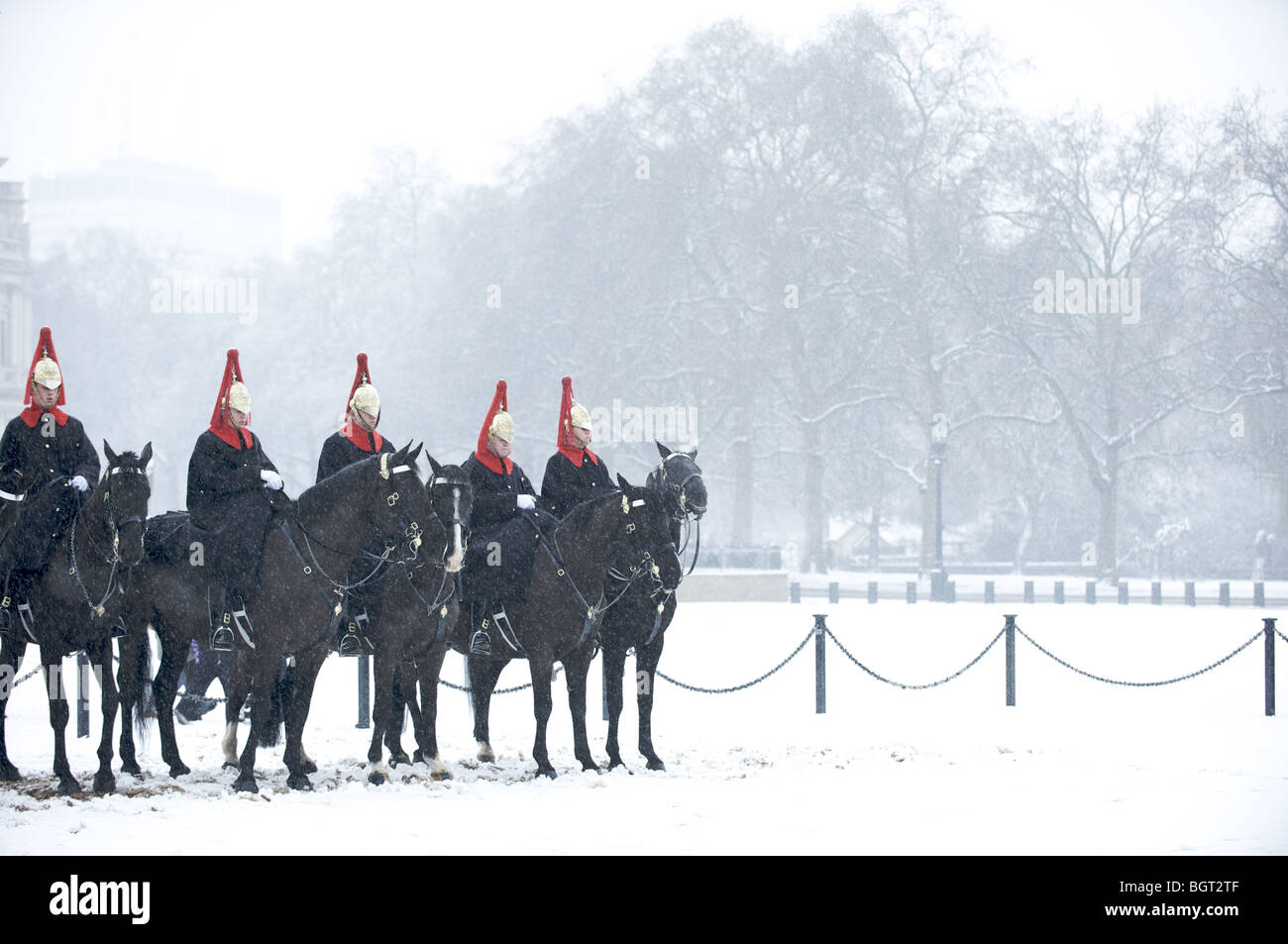 Le régiment de cavalerie Queen's Blues and Royals est situé sur des chevaux dans la neige, Londres, Angleterre Banque D'Images