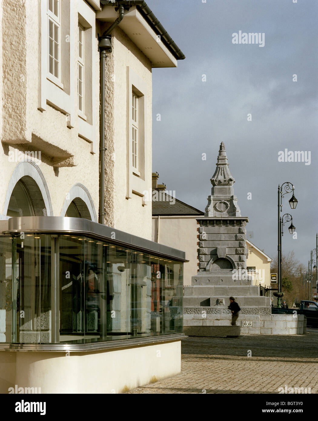 Abbeyleix bibliothèque, trois quart vue de fontaine Banque D'Images