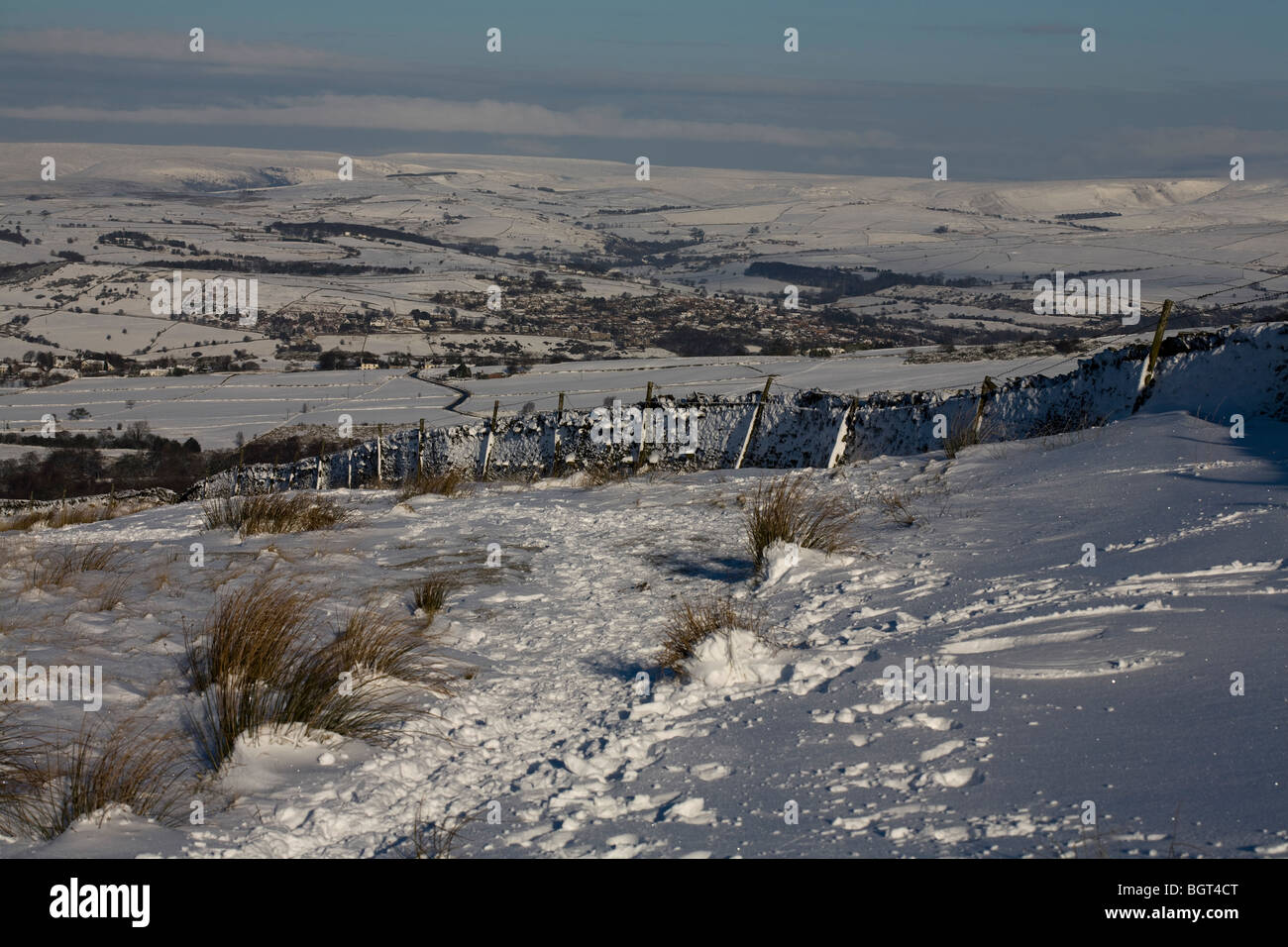 Paysage d'hiver en direction de Kinder Scout de Handley Lyme Lyme Park ci-dessus et le sentier Gristone Cheshire Angleterre Banque D'Images