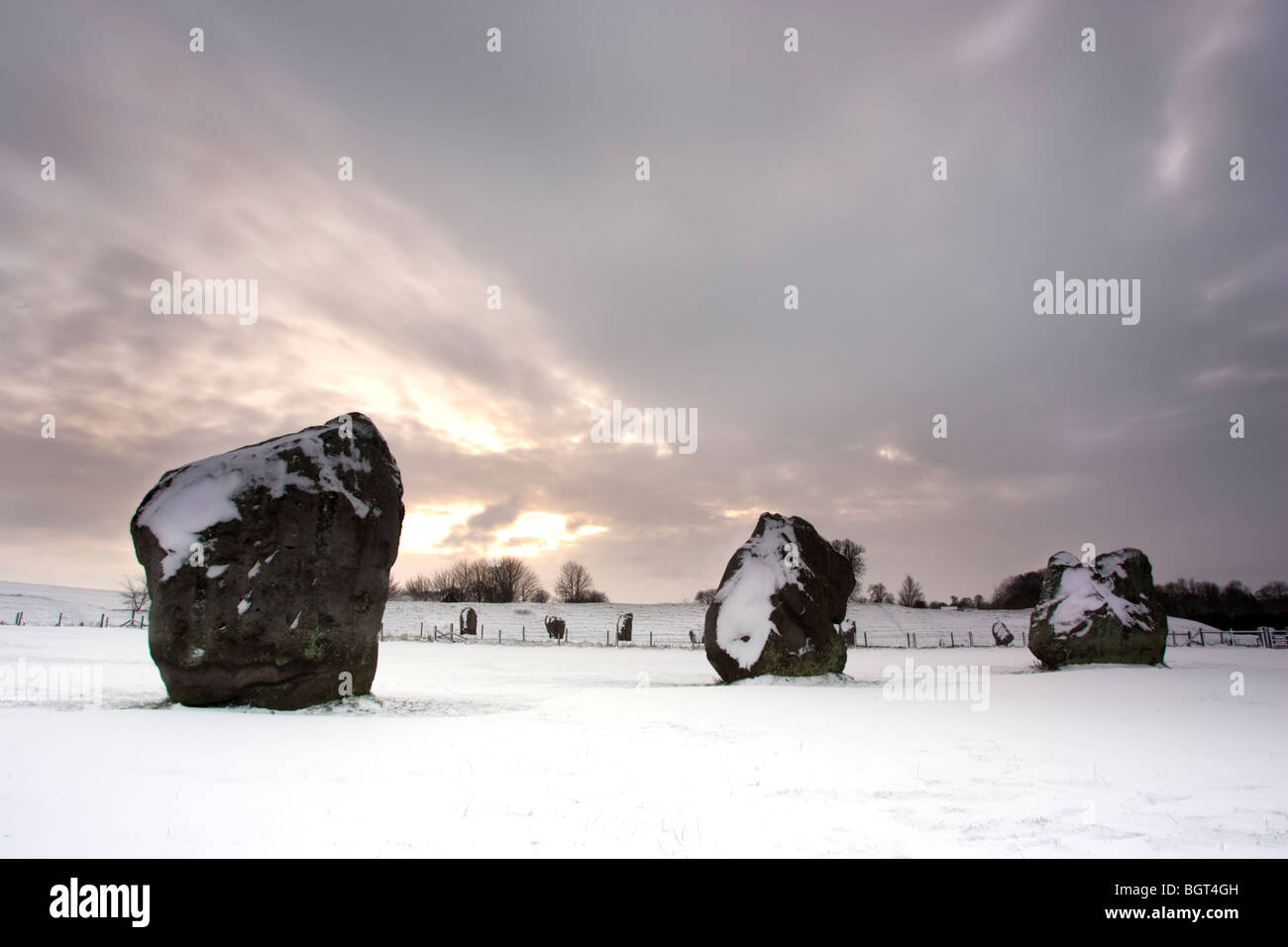 La neige a couvert des pierres sur le cercle de pierre préhistorique à Avebury dans le Wiltshire Banque D'Images