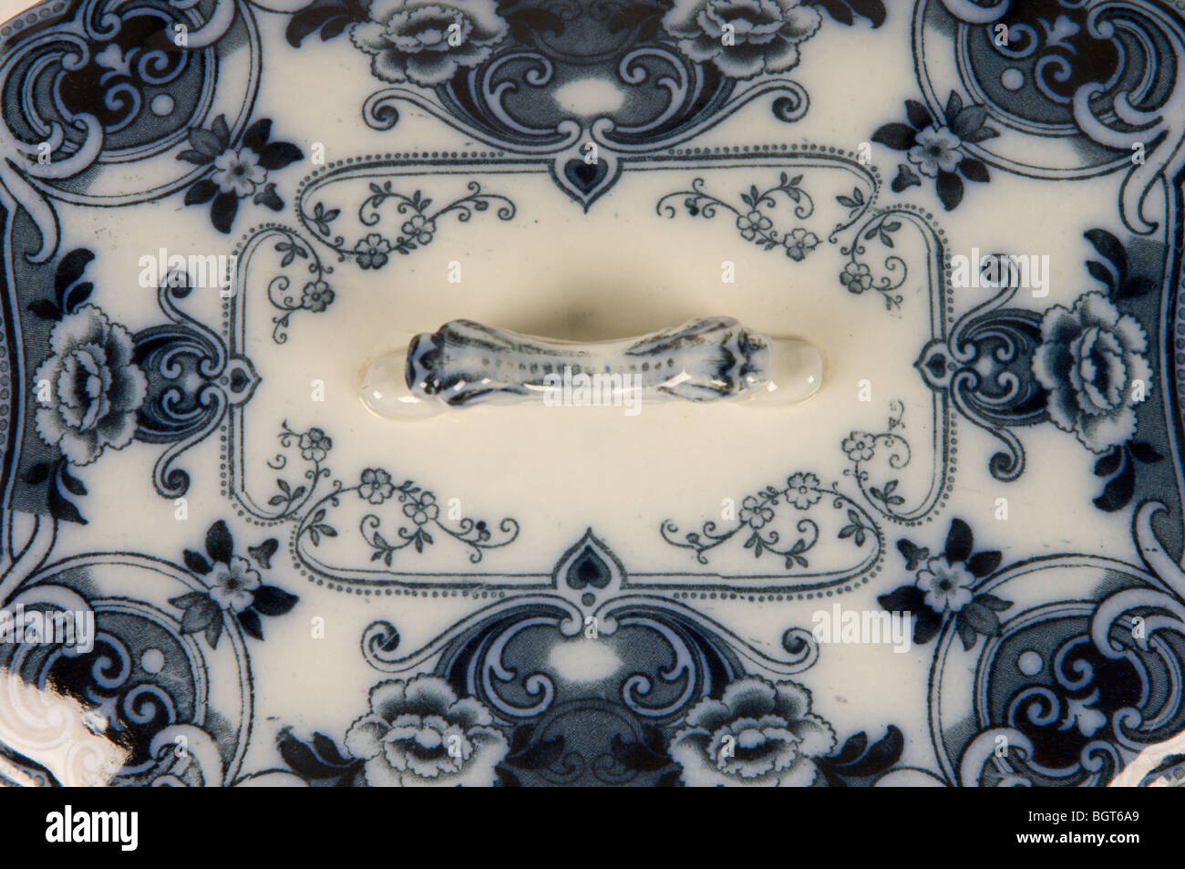 Un Anglais Staffordshire (Burslem) bleu et blanc plat de service poterie bleu décoré de gravures de transfert. Vers 1908 - 1920 Banque D'Images