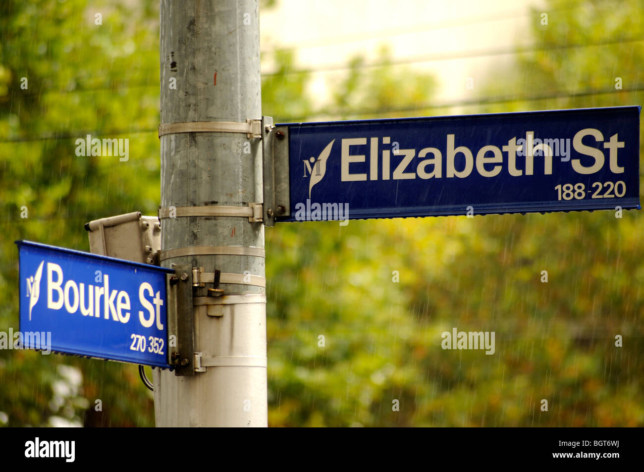 Elizabeth Street et Bourke Street Mall Street Melbourne Victoria Australia cdb signes Banque D'Images
