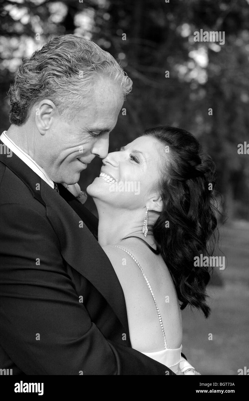 Bride and Groom hugging Banque D'Images