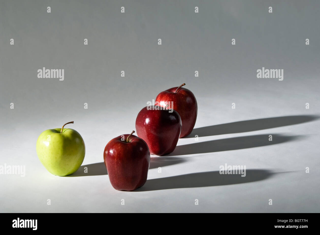 Groupe des pommes rouges et vertes sur fond blanc Banque D'Images