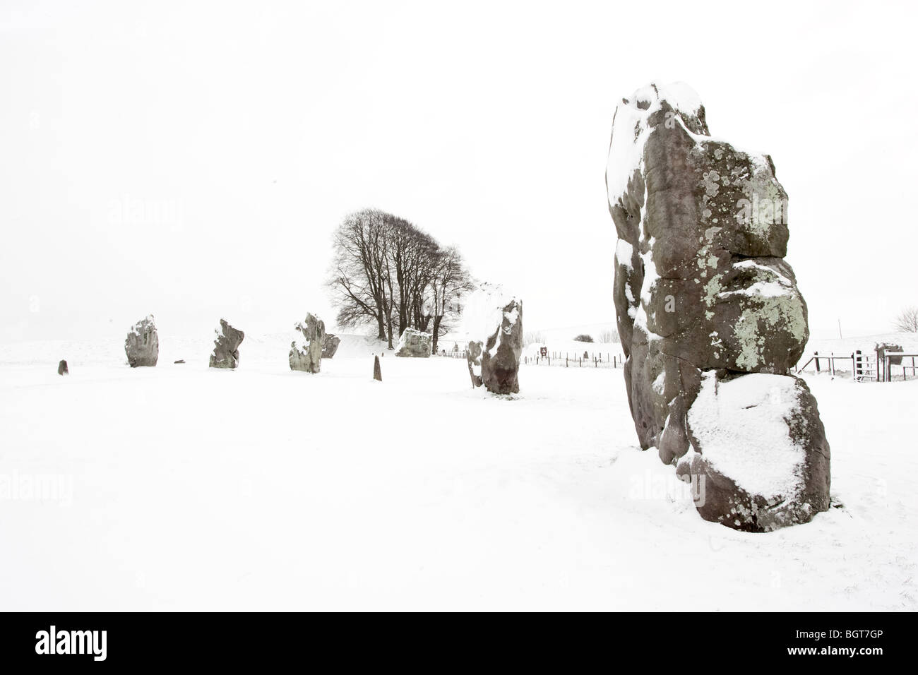 La neige a couvert des pierres sur le cercle de pierre préhistorique à Avebury dans le Wiltshire Banque D'Images