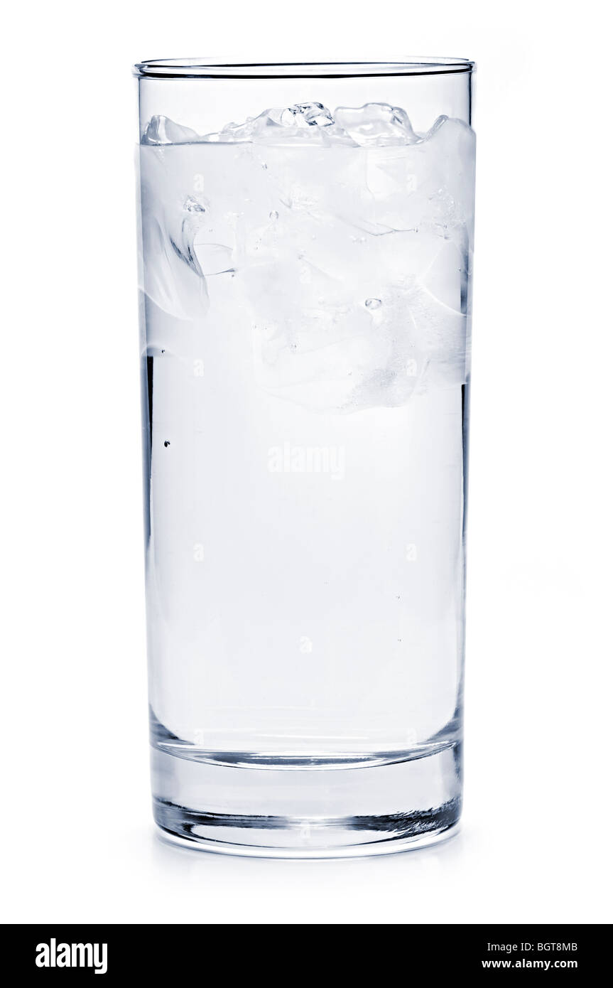 Grand verre d'eau avec de la glace isolé sur fond blanc Banque D'Images