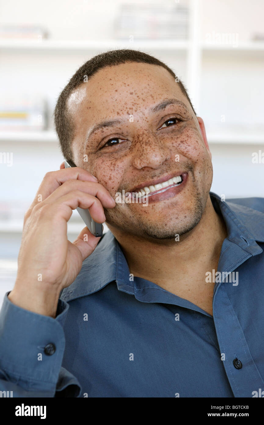 L'homme avec l'aide de rousseur téléphone mobile, Cape Town, Western Cape , Afrique du Sud Banque D'Images