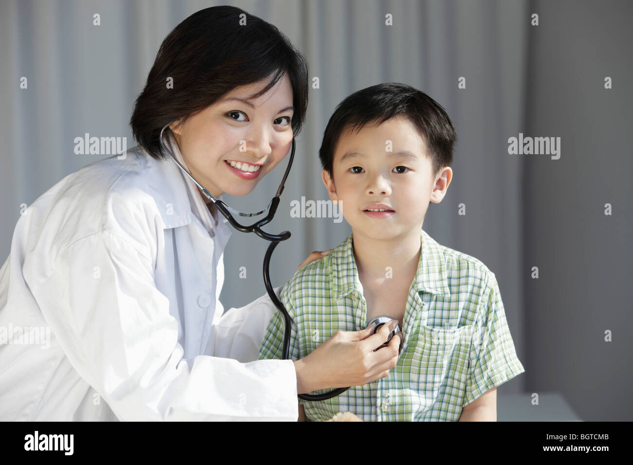 Médecin donnant un jeune garçon d'un check up Banque D'Images