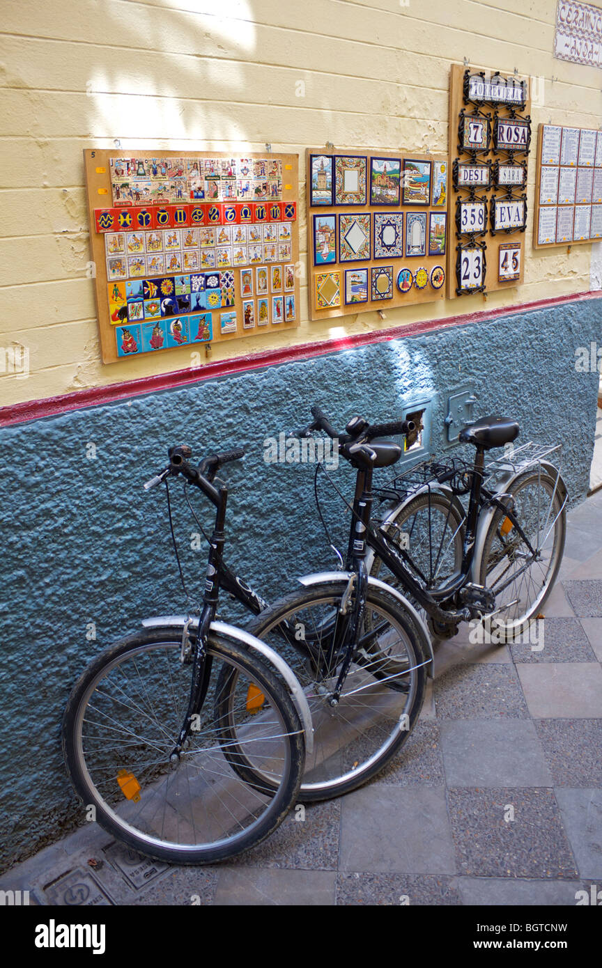 Les vélos vus dans passage, Séville, Espagne Banque D'Images