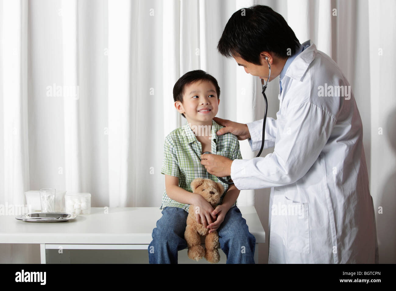 Médecin donnant un petit garçon d'un check up Banque D'Images