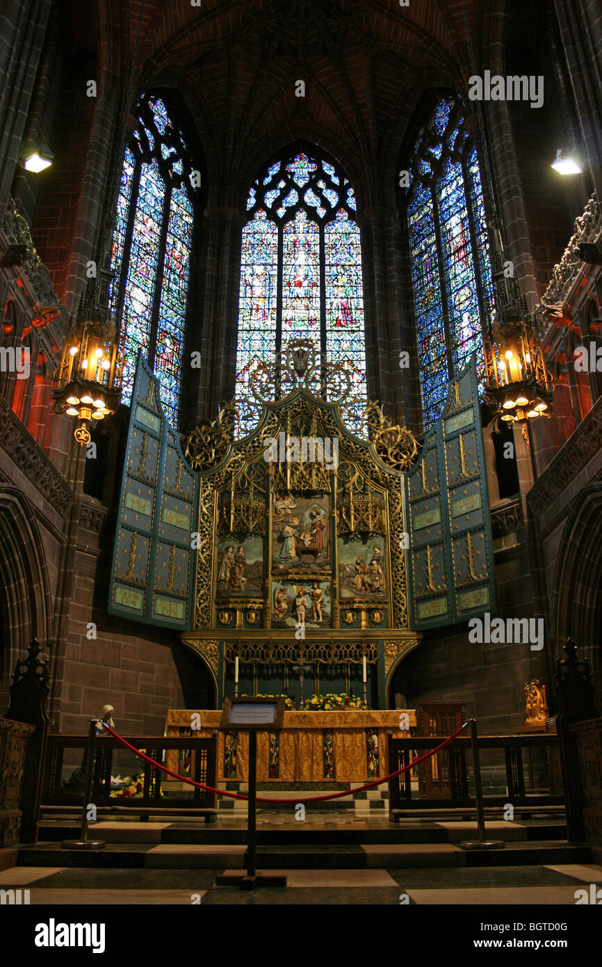 Autel et vitraux de la Vierge Chapelle dans la cathédrale anglicane de Liverpool, Merseyside, Royaume-Uni Banque D'Images