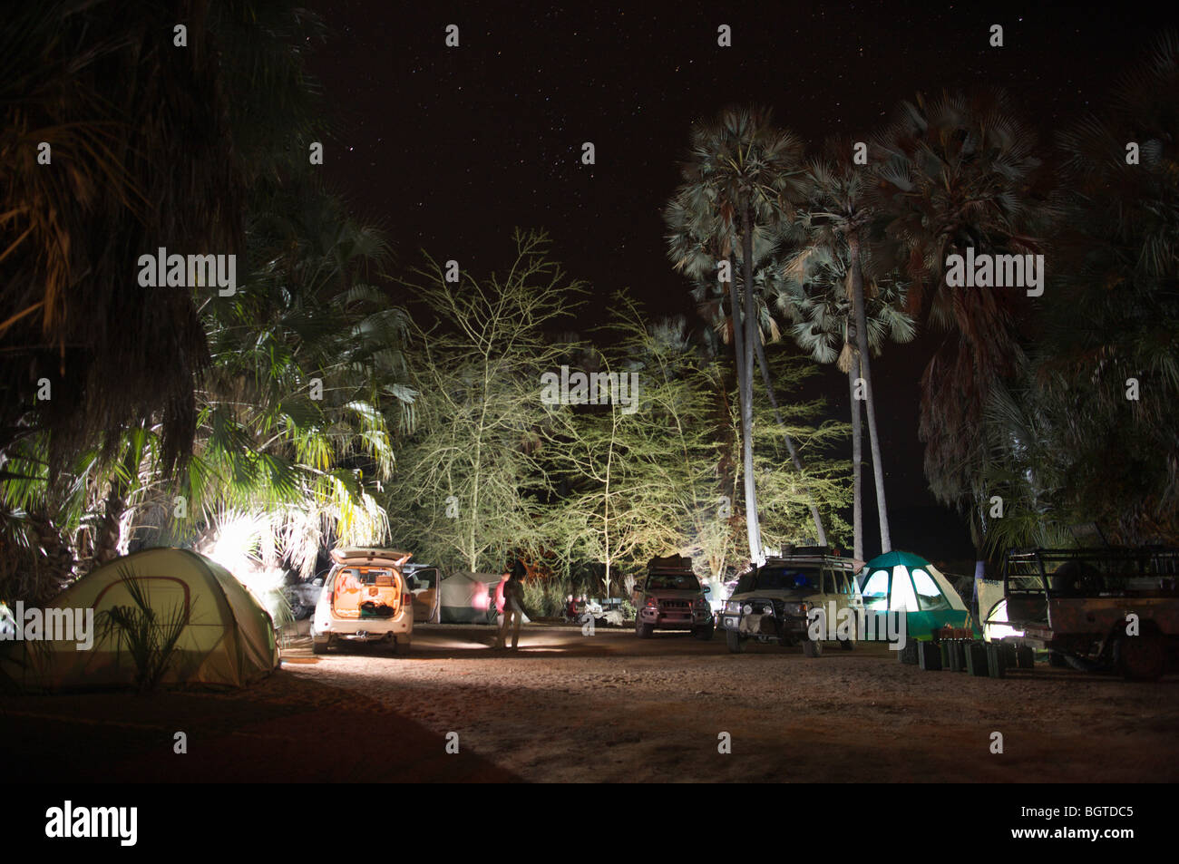 Scène de nuit d'un terrain de camping, Epupa Falls, Kaokoland, Namibie Banque D'Images