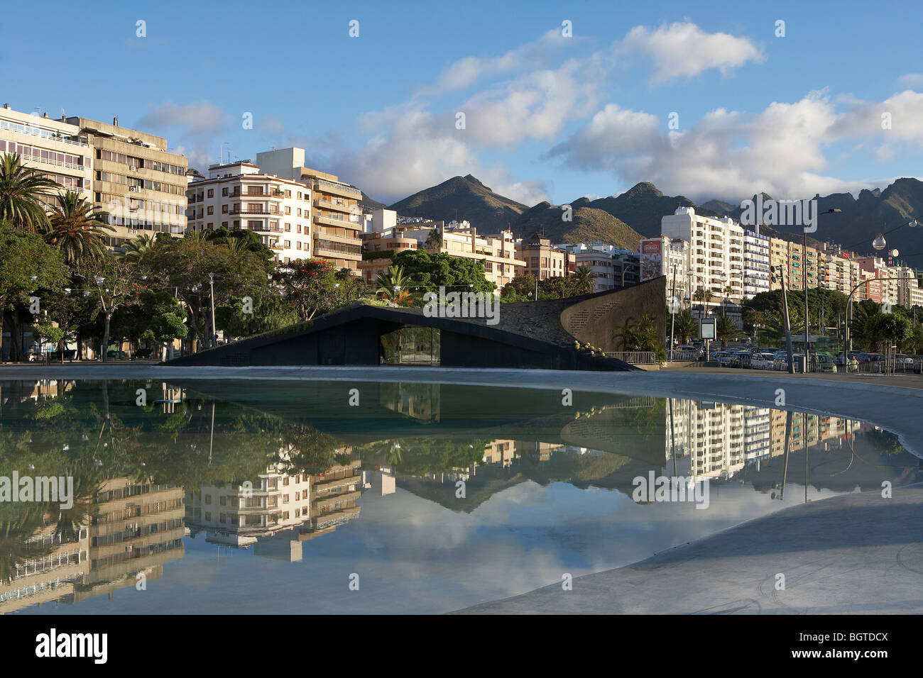 Plaza de España, vue générale de la place et de la pataugeoire avec les immeubles et les montagnes au loin Banque D'Images