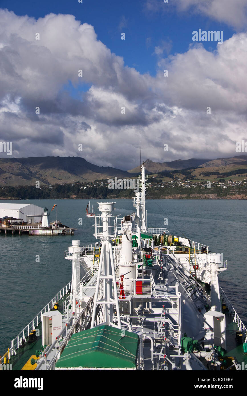 Un petit transporteur de produits départ de port comme vu dans cette vue de la passerelle du navire Lyttelton, Nouvelle-Zélande. Banque D'Images