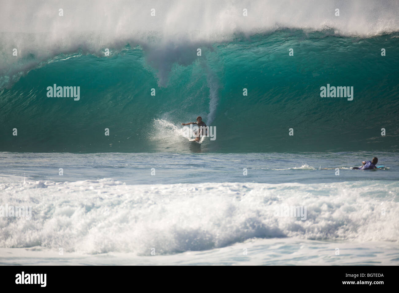 Un surfeur conduit une grande vague de Pipeline, Oahu, Hawaii Banque D'Images