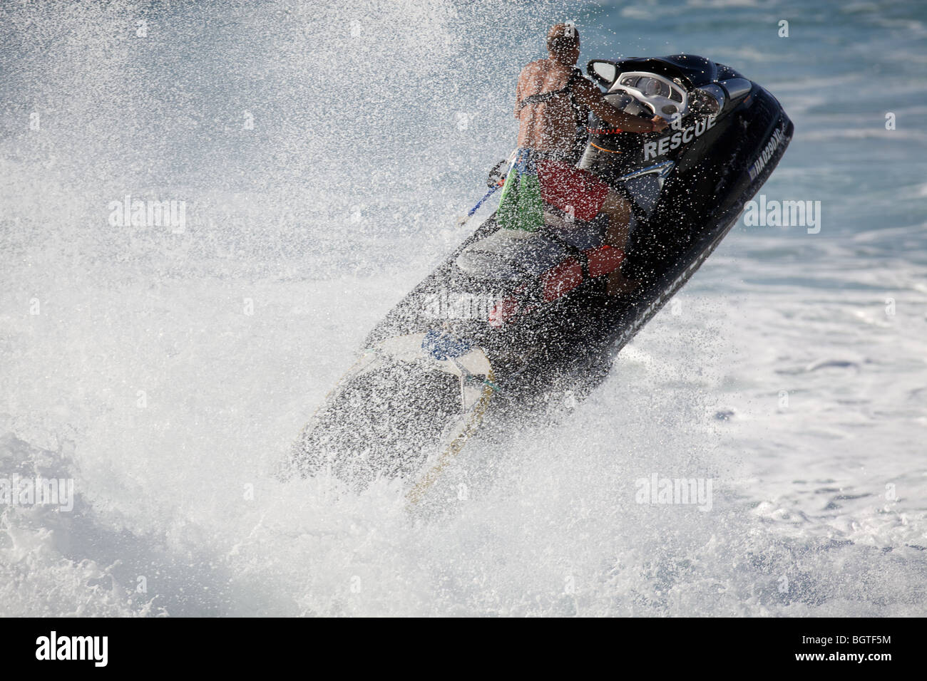 Un sauveteur monte un jet ski au cours d'un sauvetage Banque D'Images