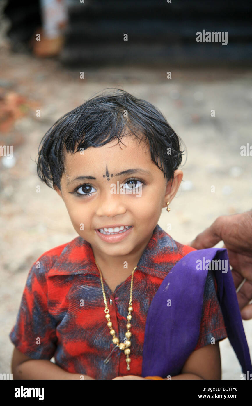 Enfant de la région de porter un bindi smiling dans un village de coco à Alleppey, Kerala Banque D'Images