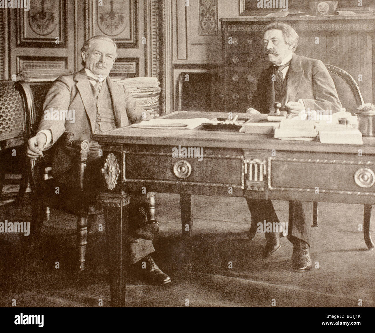 David Lloyd George (secrétaire d'État à la guerre se réunit le premier ministre français Aristide Briand à Paris, 1916. Banque D'Images