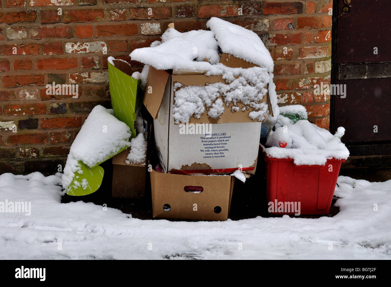 Les matériaux intérieurs réalisés pour la collecte de recyclage dans la neige, UK Banque D'Images