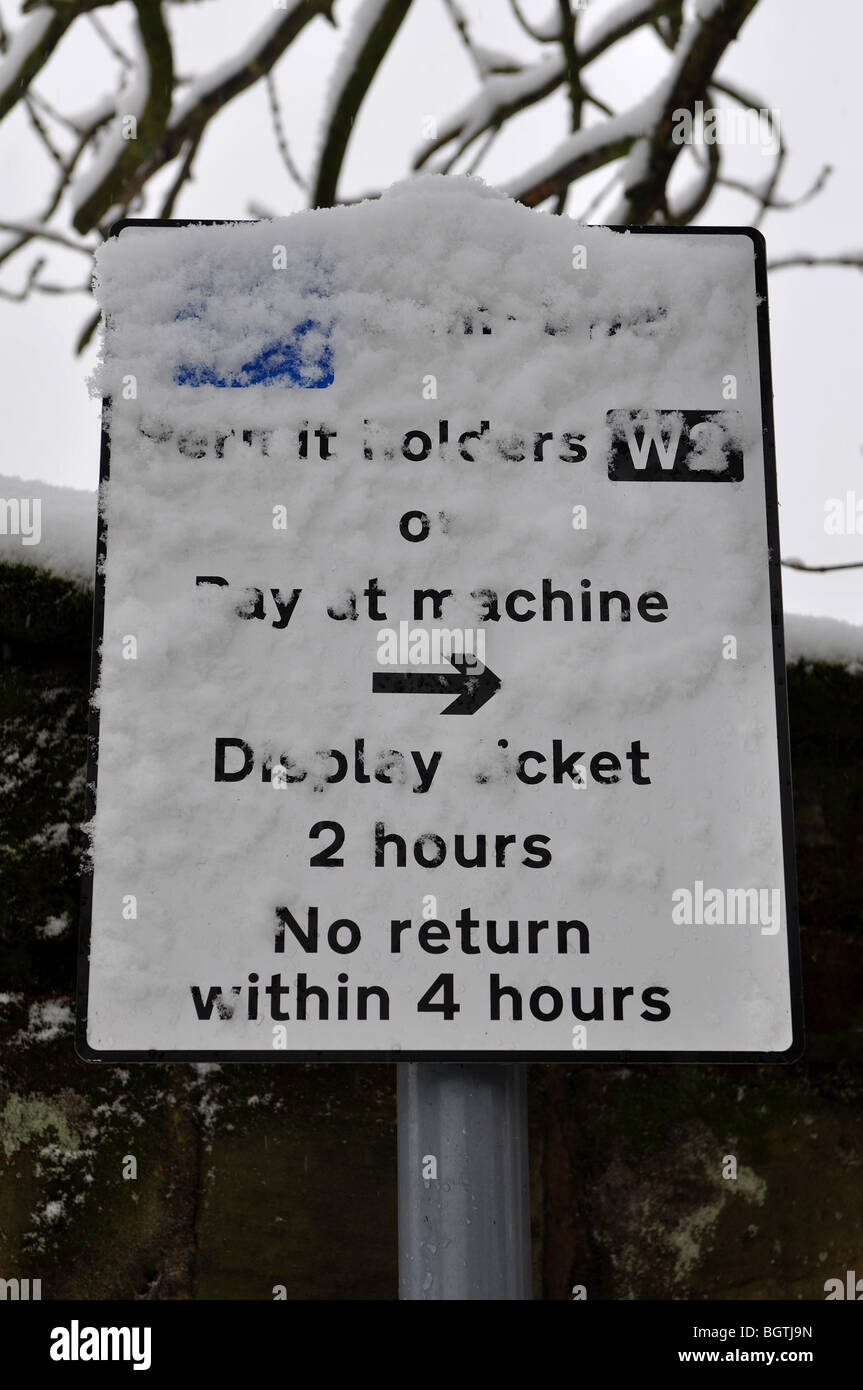 Signe de restriction de stationnement avec de la neige, Warwick, Royaume-Uni Banque D'Images