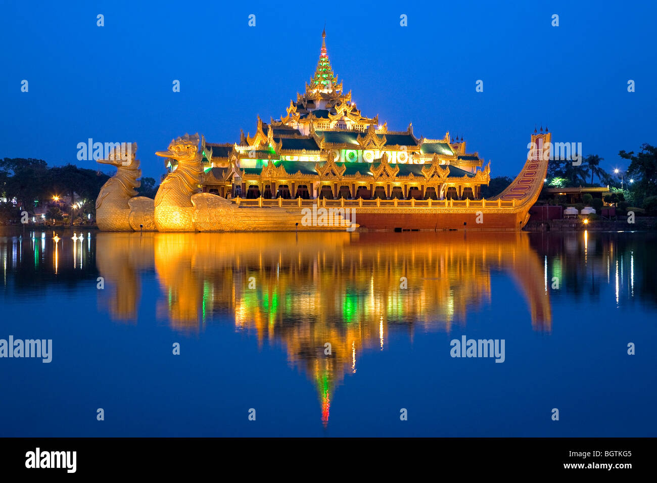Barge royale Karaweik (une reproduction). Le Lac Kandawgyi. Yangon. Le Myanmar. Banque D'Images
