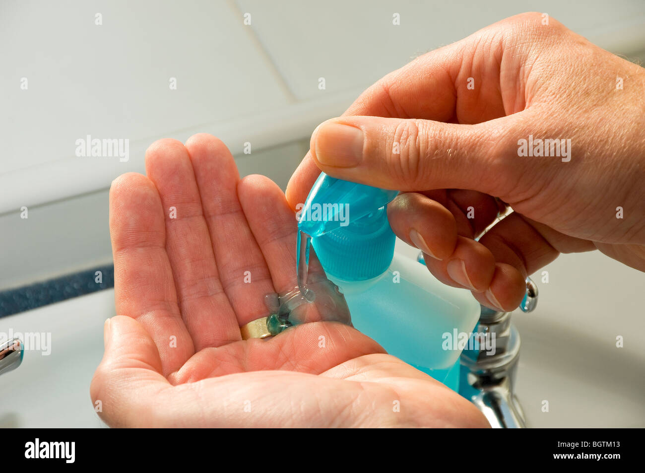Gros plan de l'homme se lavant les mains avec anti bactérien Savon liquide nettoyage lavage des mains santé hygiène Banque D'Images