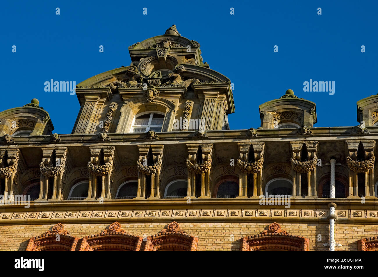 En regardant le détail de la façade ornée du Grand Hotel Scarborough North Yorkshire England Royaume-Uni GB Grande-Bretagne Banque D'Images