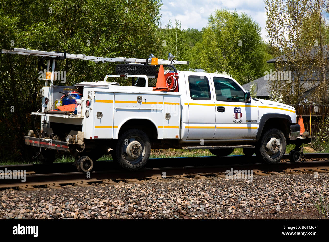 Pick-up équipé d'Hi-Rail annexe lui permettant de fonctionner sur la voie ferrée. Steamboat Springs, Colorado, États-Unis Banque D'Images