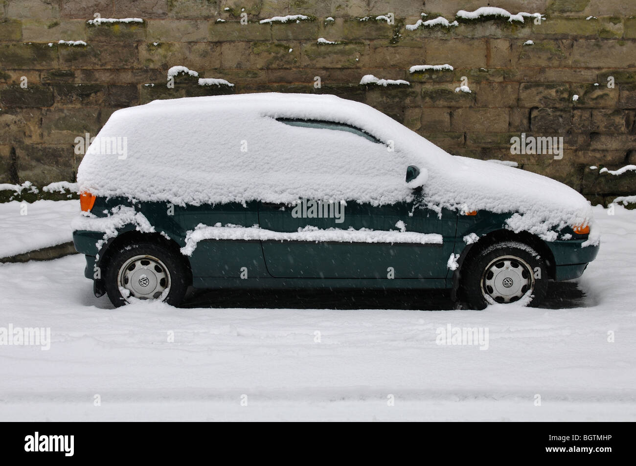Volkswagen Polo voiture garée dans la neige, UK Banque D'Images