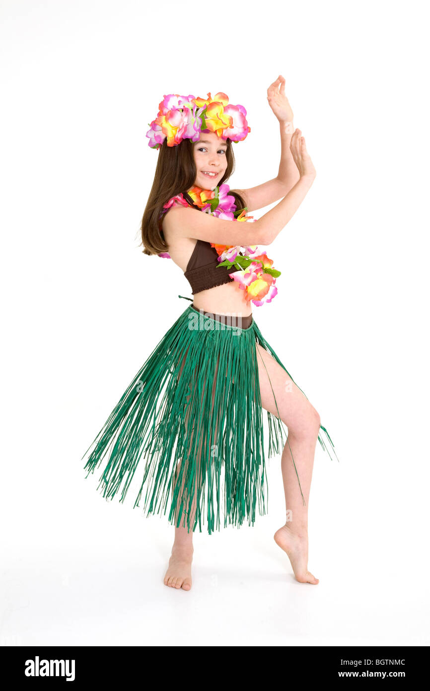 Fille de huit ans vêtu d'un costume danseurs hula sur fond blanc Banque D'Images