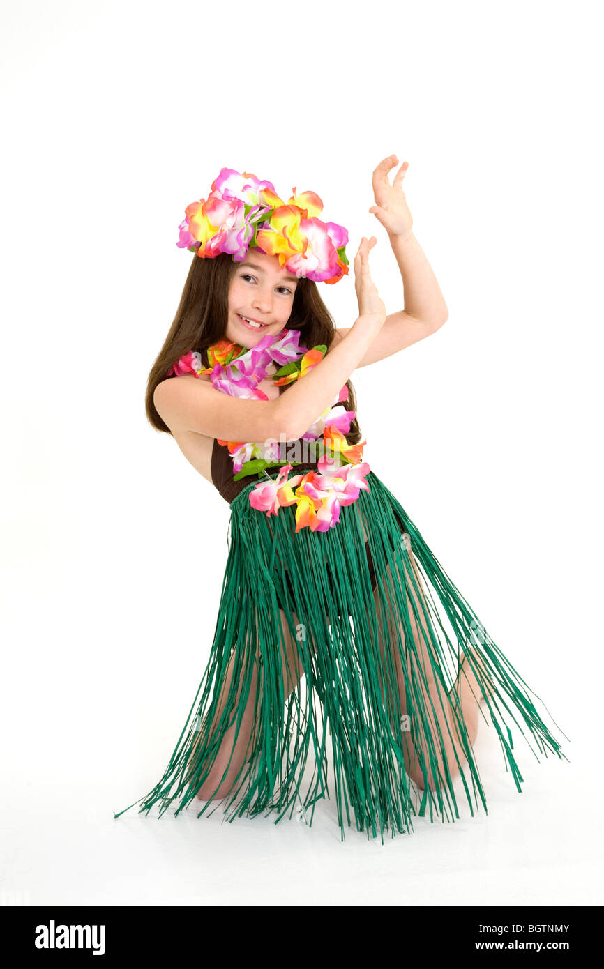 Fille de huit ans vêtu d'un costume danseurs hula sur fond blanc Banque D'Images