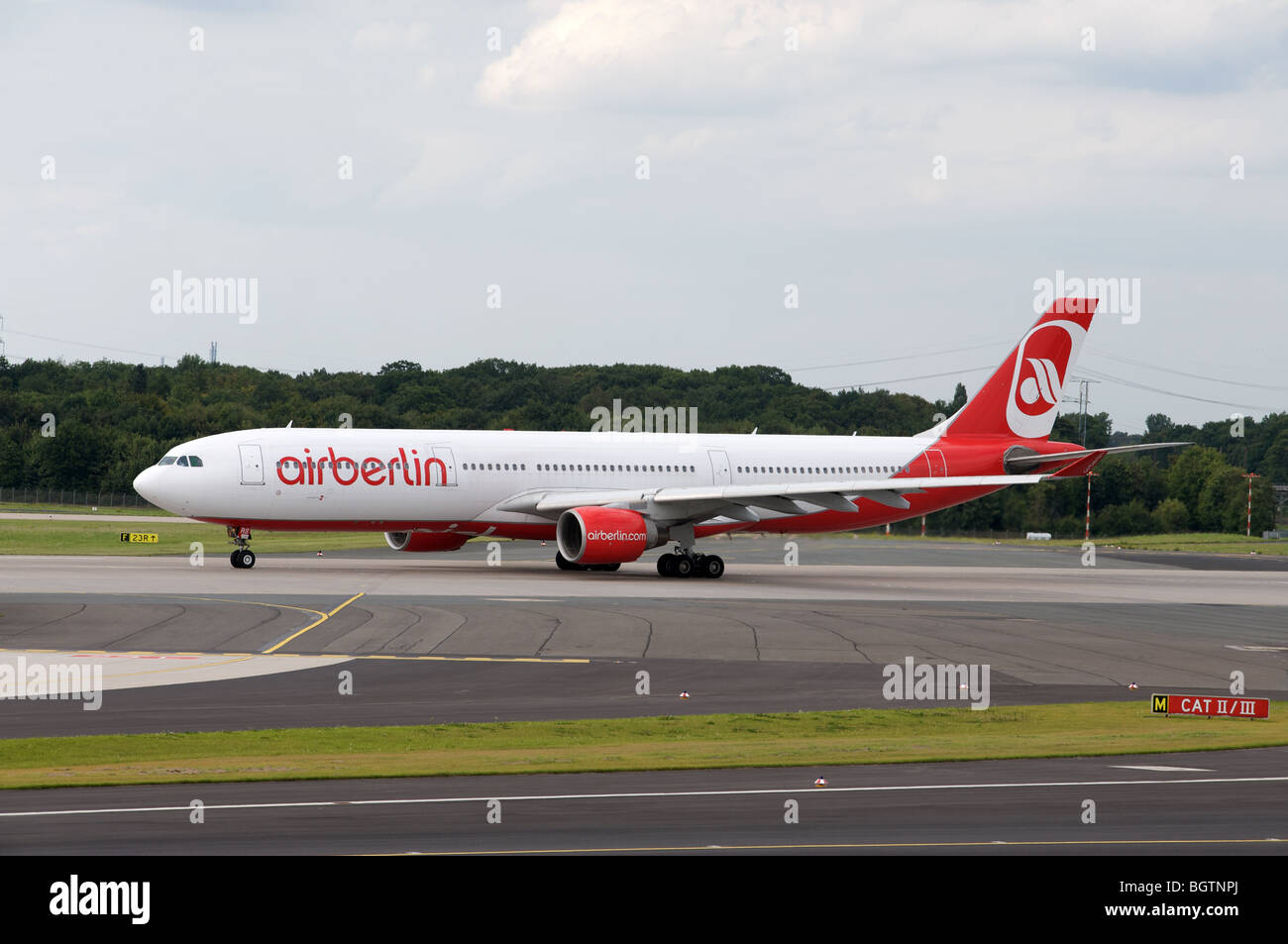 Airbus A330-300 Air Berlin l'imposition à la piste, l'aéroport international de Düsseldorf, Allemagne. Banque D'Images